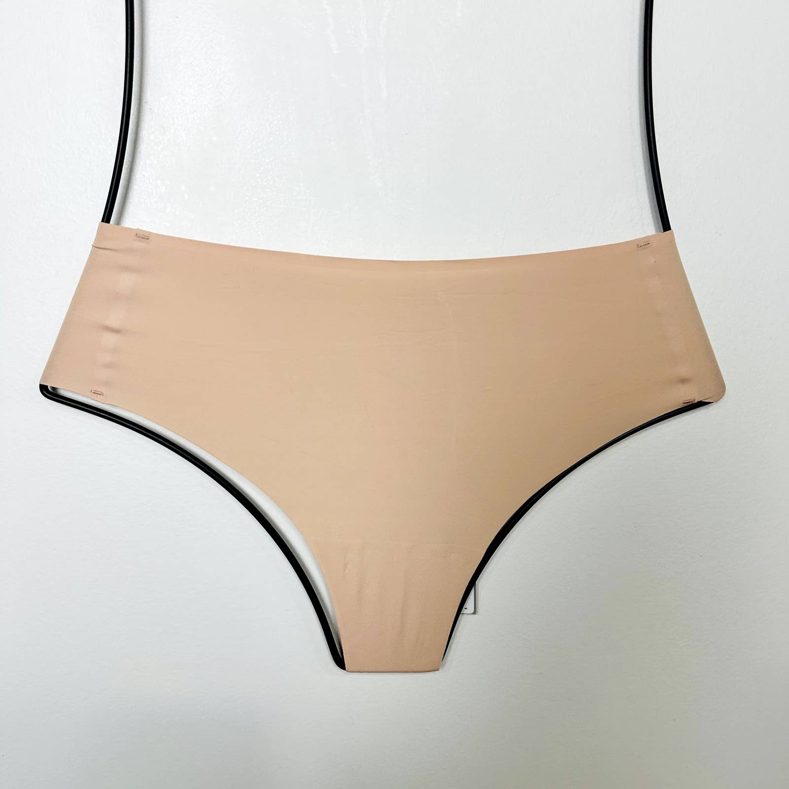 Everlane NWT The ReNew Seamless Stretch Low Rise Thong Panty Light Tan Sz Small