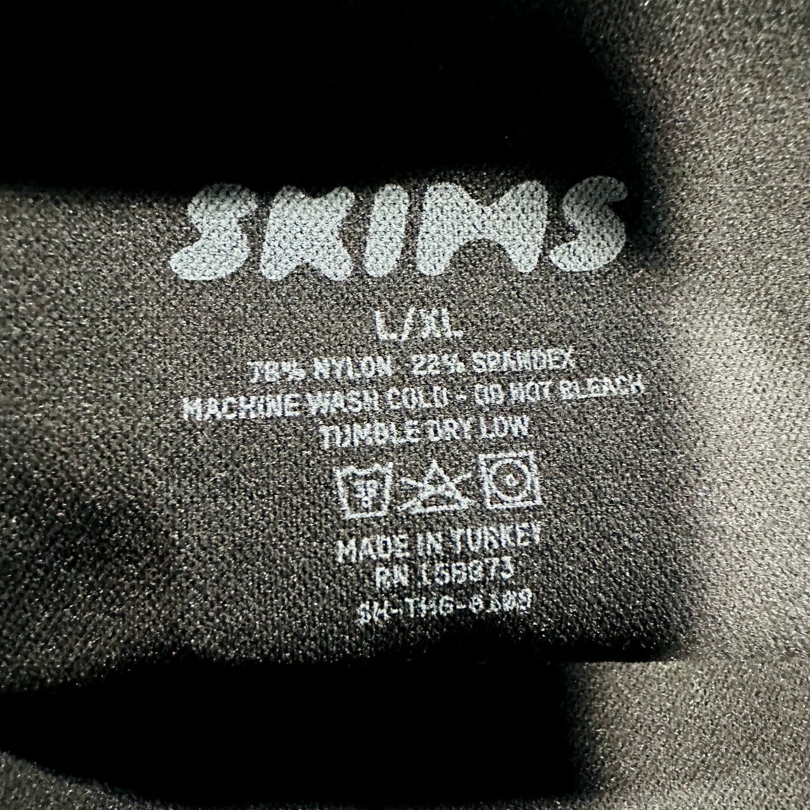 Skims NWOT seamless sculpt mid waist thong onxy Size L/XL