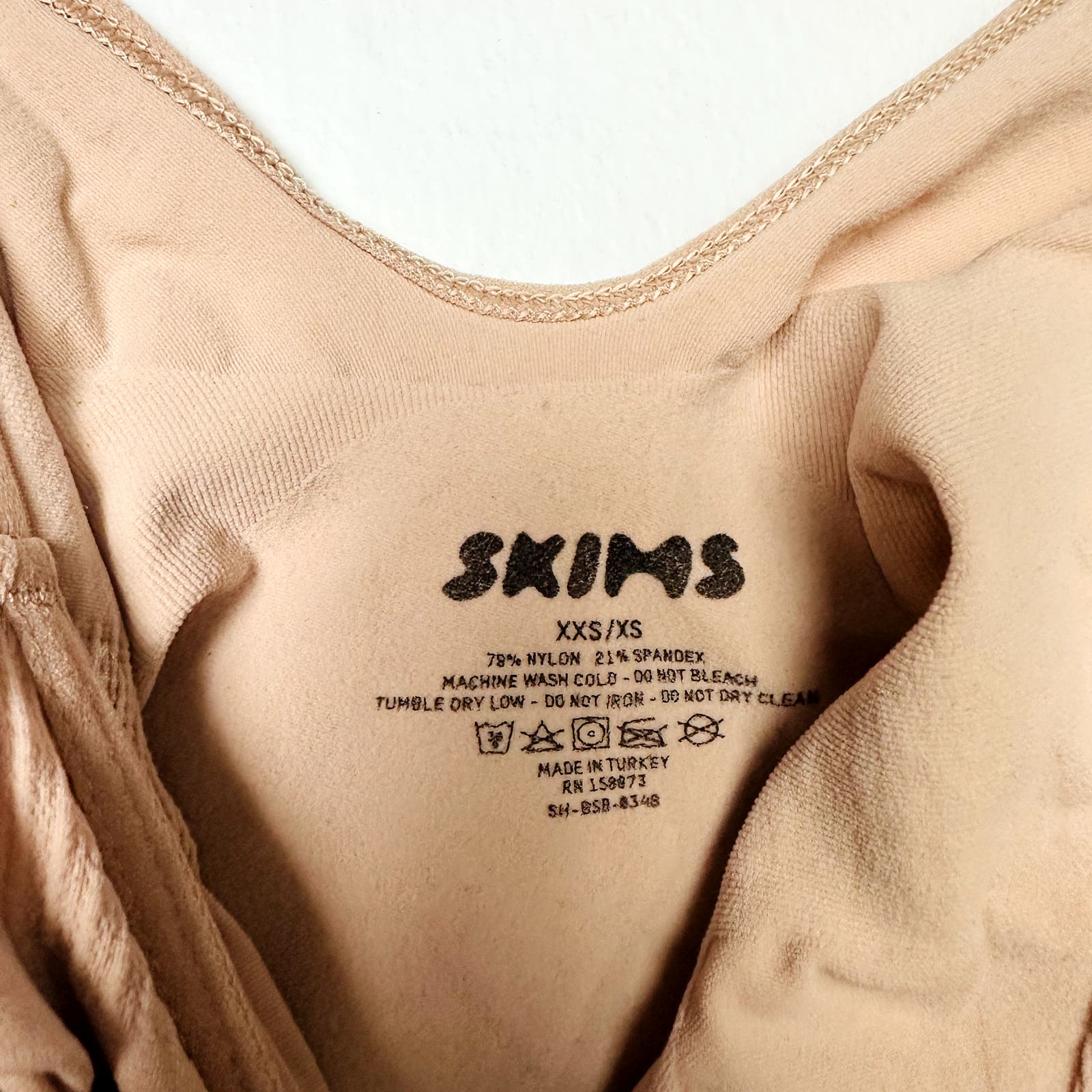 SKIMS NWOT Sculpting Bodysuit with Snaps Beige Size XXS/XS
