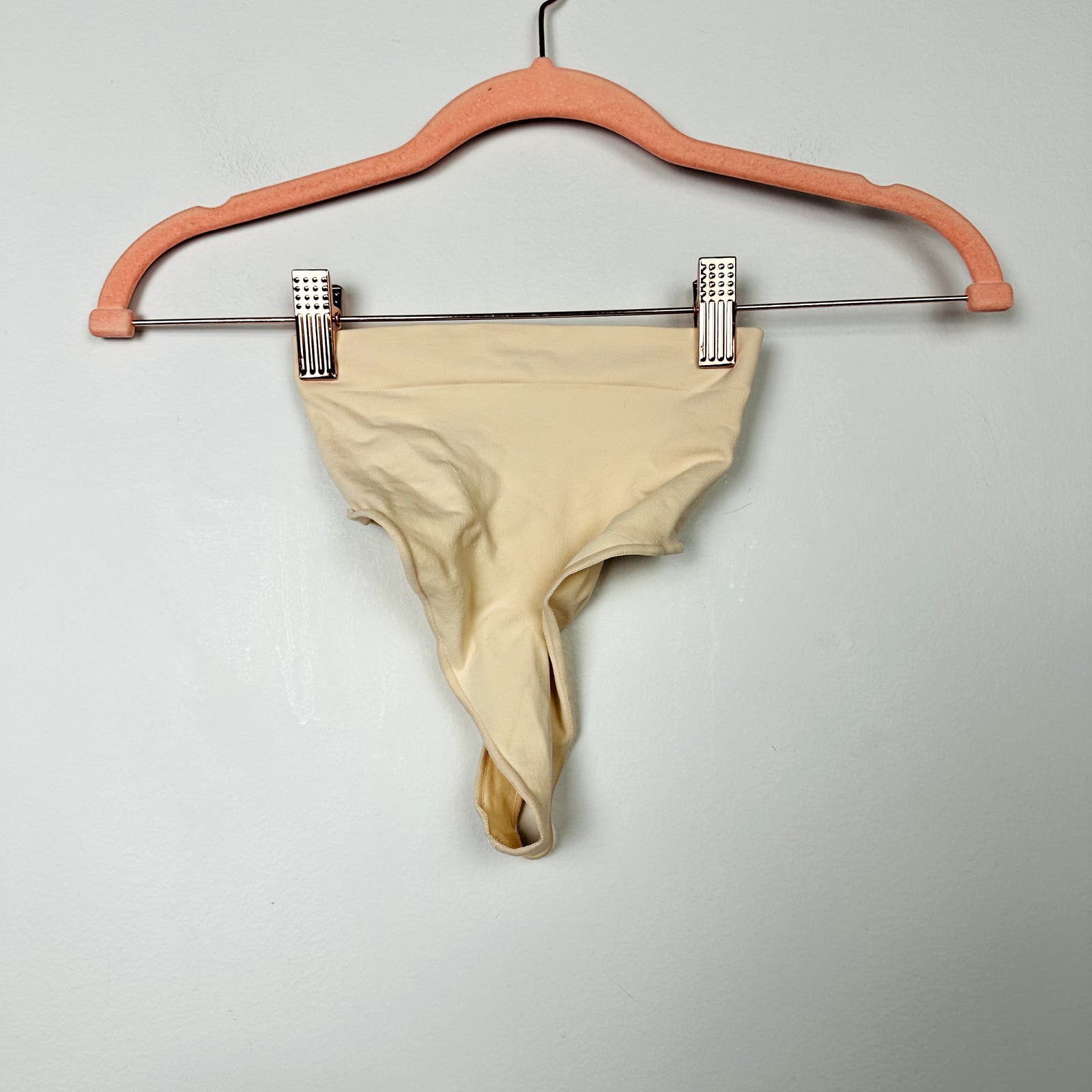 SKIMS NWOT Sculpting Mid Waist Thong Sand Size XXS/XS