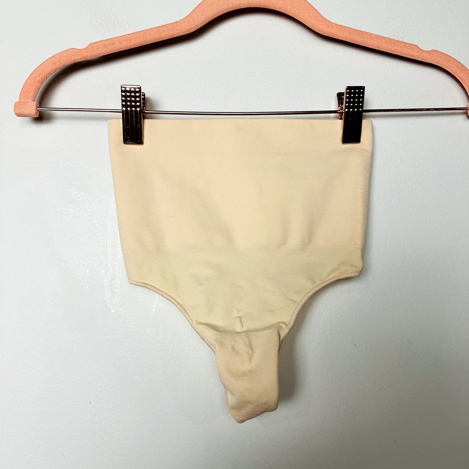 SKIMS NWOT Seamless Sculpt Mid Waist Thong Sand Size S/M