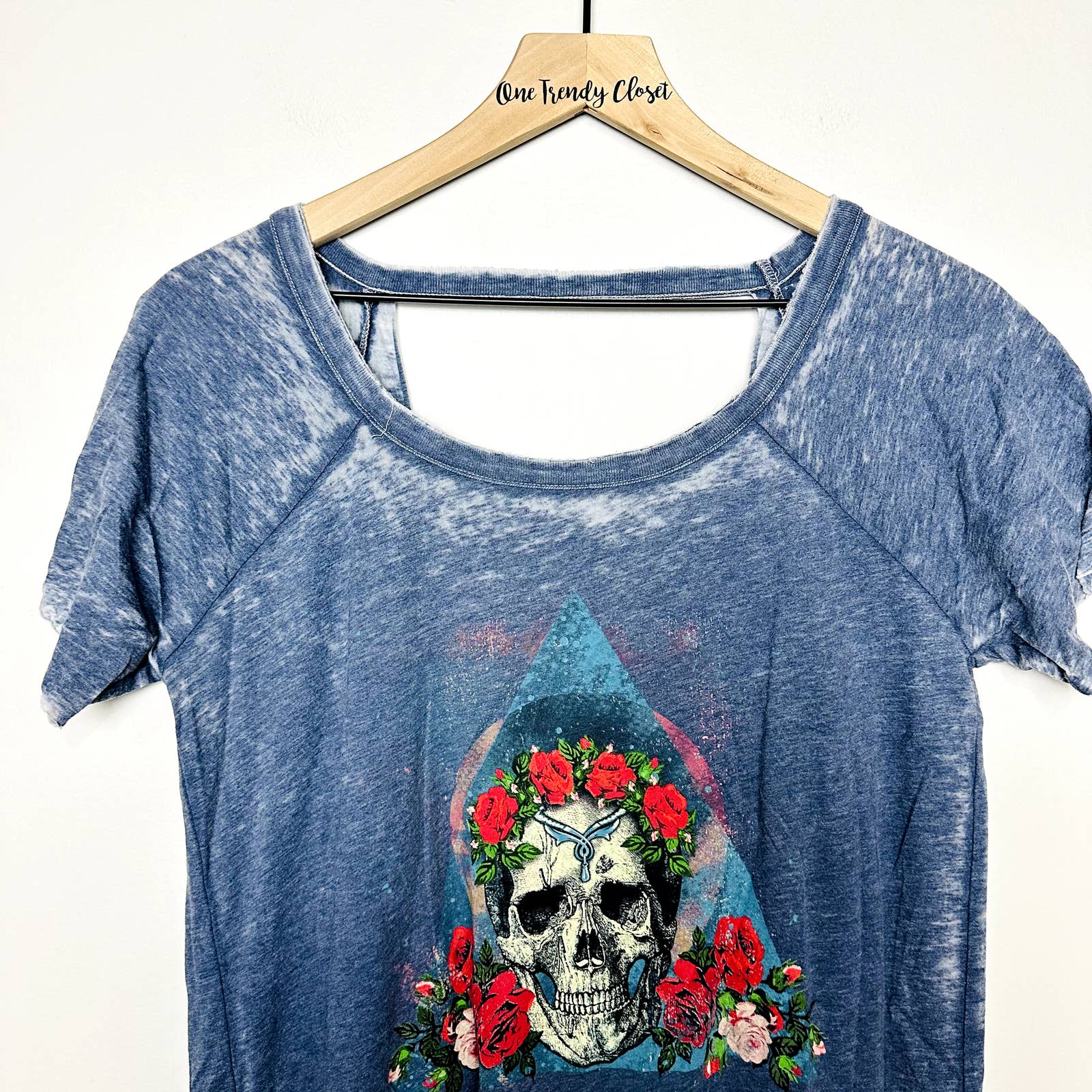 Chaser NWT Skull and Roses Scoop Neck Short Sleeve Cutout Top Lagoon Size Small