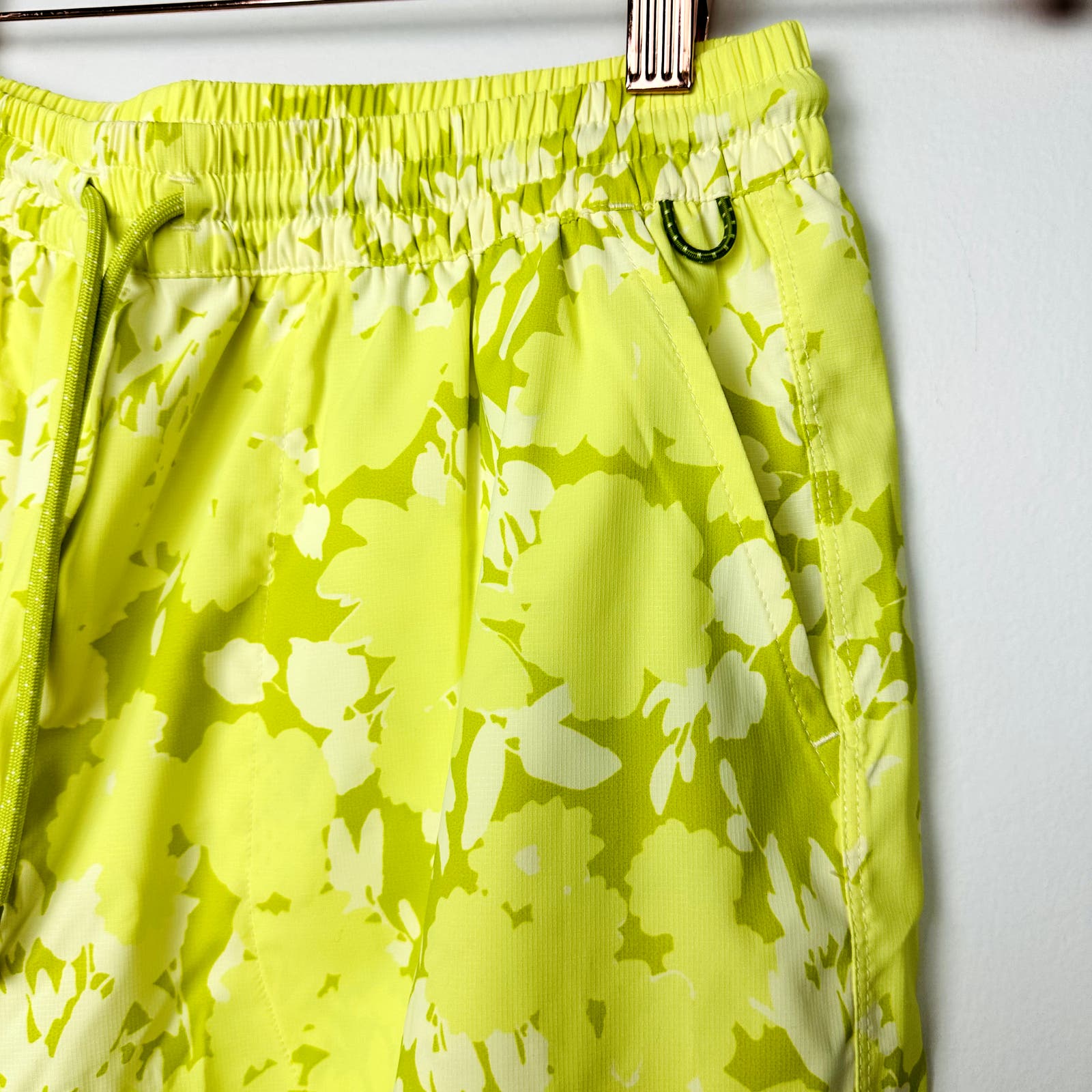 Outdoor Voices NWT Hyper Green Floral SolarCool 5" Beach Shorts Size Small