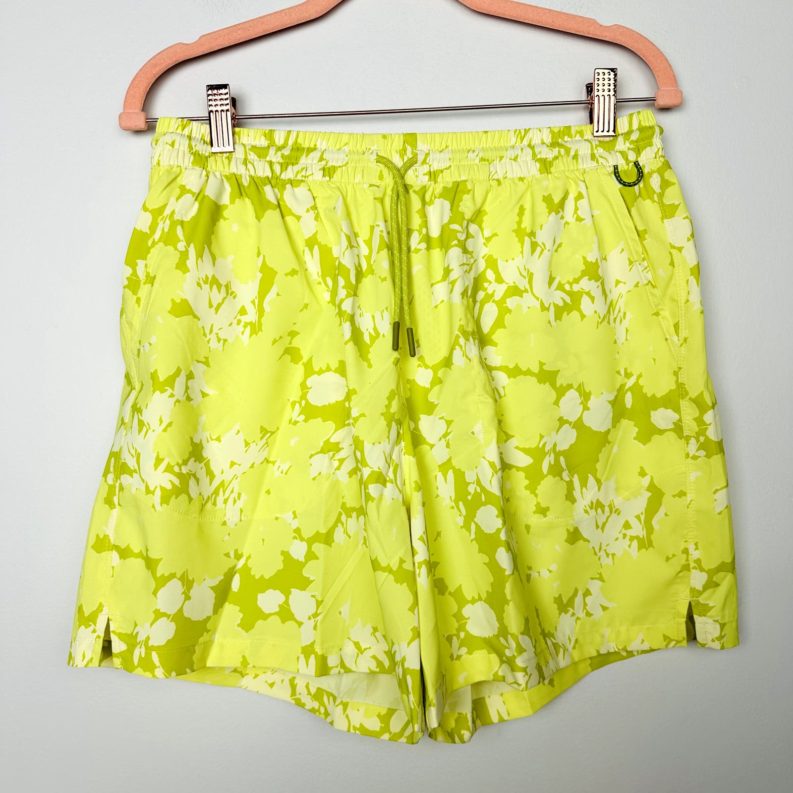 Outdoor Voices NWT HyperGreen Floral Solarcool 5" Short Size Medium