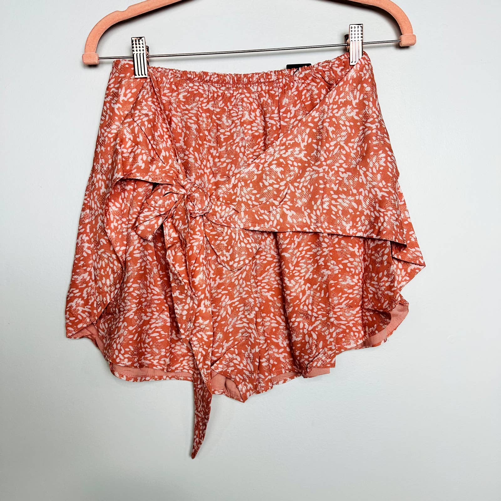 Lulus NWT Most Perfect Day Geometric Print Knot Tie-Front Shorts Coral Sz Medium